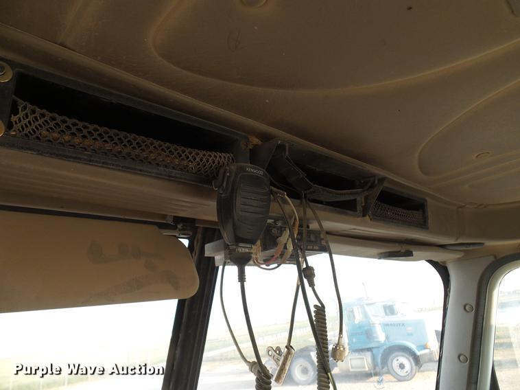 image for item DD8414 2005 International 9200i semi truck