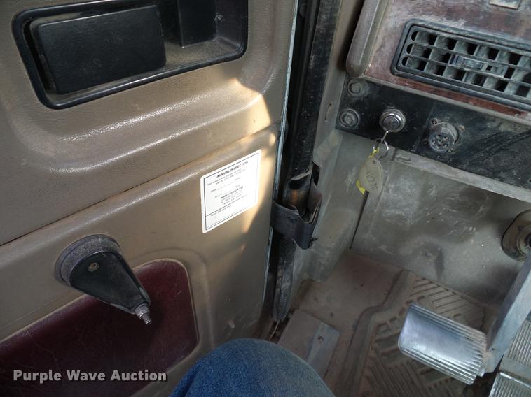 image for item DD8414 2005 International 9200i semi truck