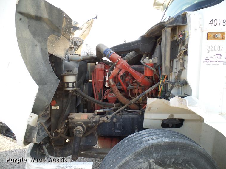 image for item DD8414 2005 International 9200i semi truck