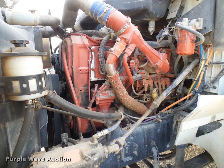 image for item DD8414 2005 International 9200i semi truck