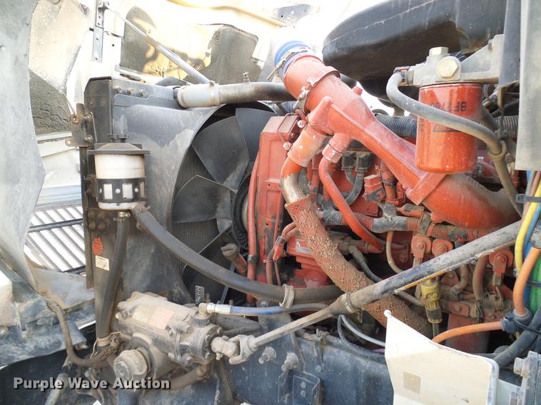 image for item DD8414 2005 International 9200i semi truck