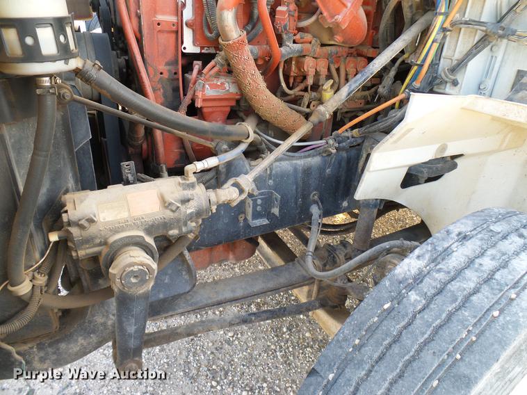 image for item DD8414 2005 International 9200i semi truck