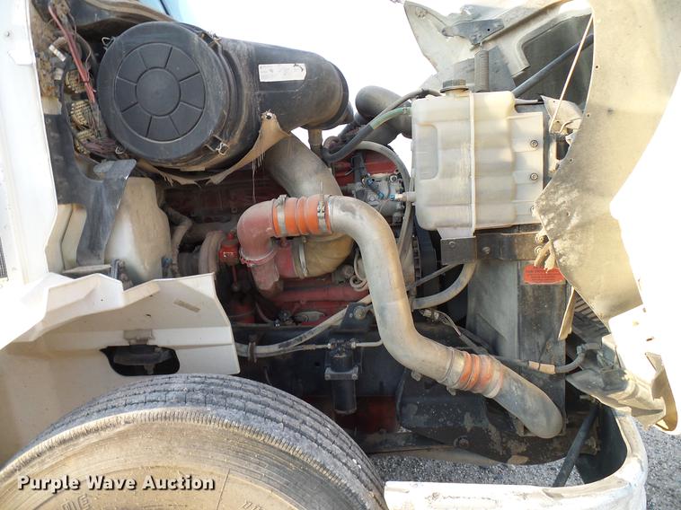 image for item DD8414 2005 International 9200i semi truck