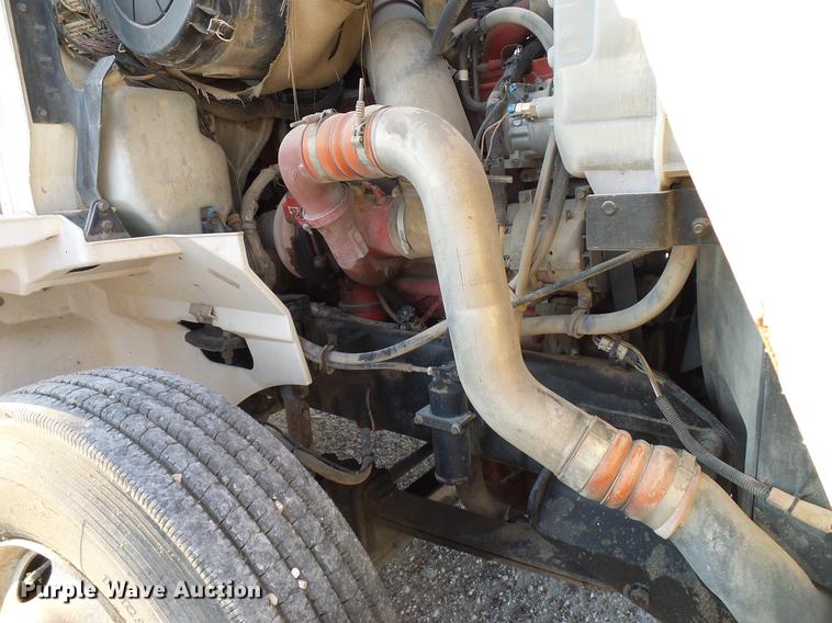 image for item DD8414 2005 International 9200i semi truck