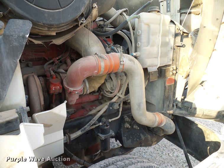 image for item DD8414 2005 International 9200i semi truck