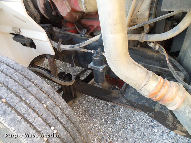 image for item DD8414 2005 International 9200i semi truck