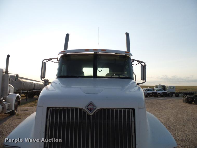 image for item DD8414 2005 International 9200i semi truck