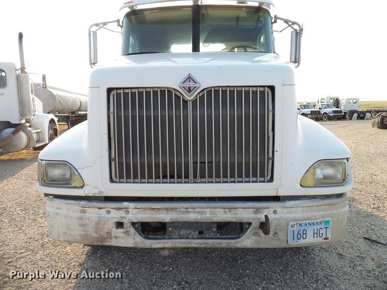 image for item DD8414 2005 International 9200i semi truck