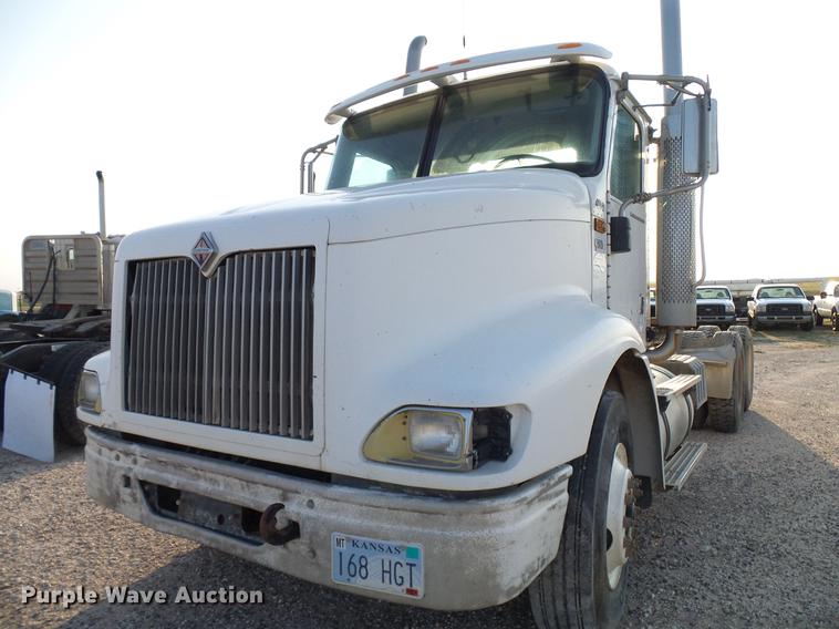 image for item DD8414 2005 International 9200i semi truck
