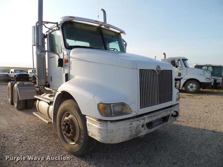 image for item DD8414 2005 International 9200i semi truck