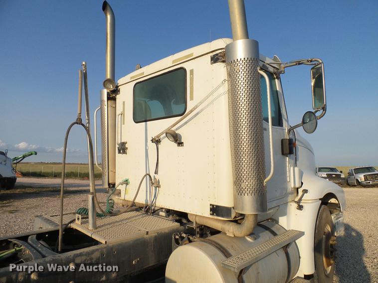 image for item DD8414 2005 International 9200i semi truck