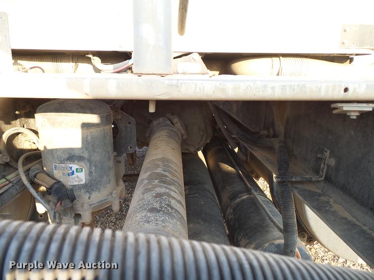 image for item DD8414 2005 International 9200i semi truck