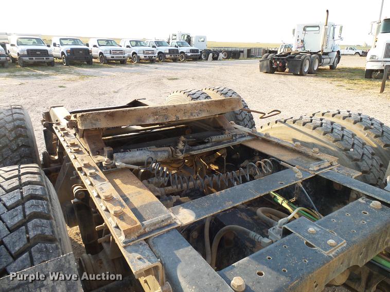 image for item DD8414 2005 International 9200i semi truck