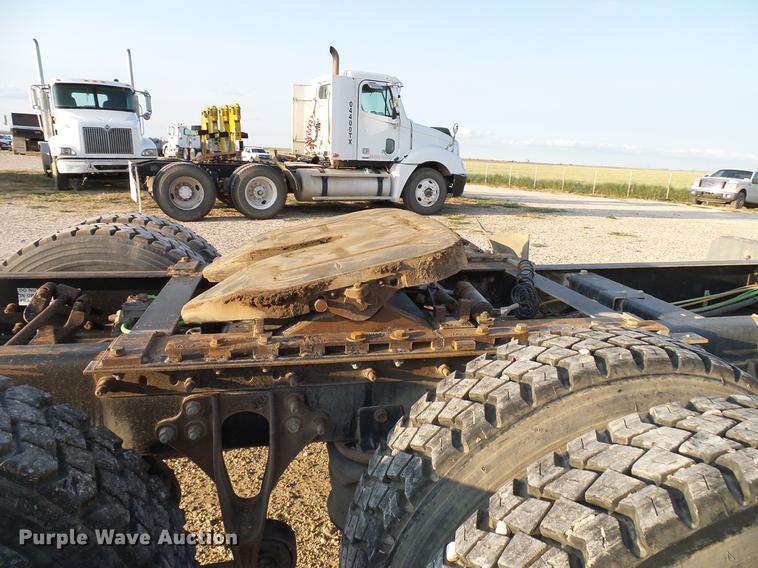 image for item DD8414 2005 International 9200i semi truck