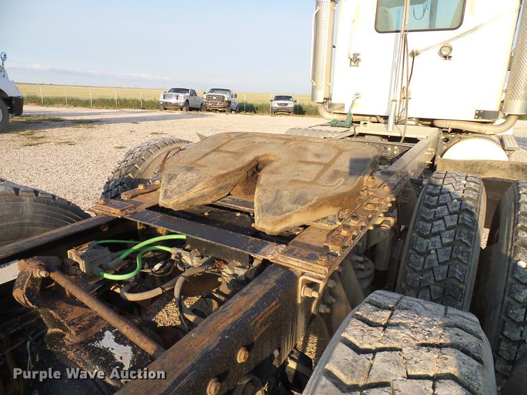 image for item DD8414 2005 International 9200i semi truck