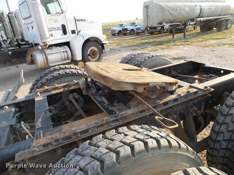 image for item DD8414 2005 International 9200i semi truck