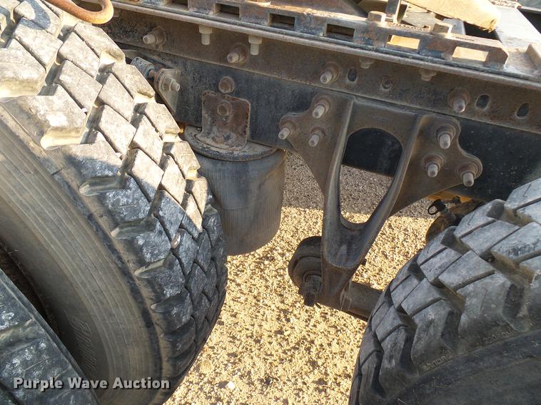 image for item DD8414 2005 International 9200i semi truck