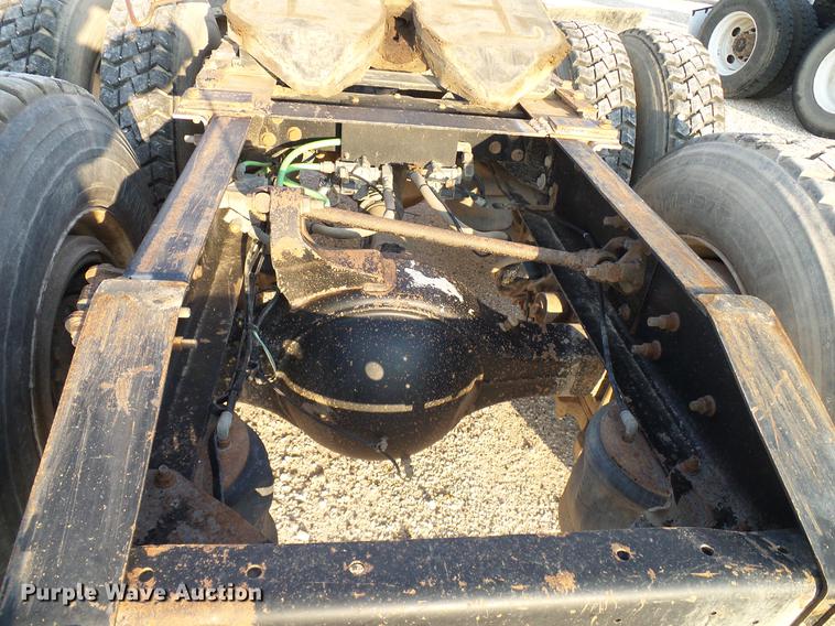 image for item DD8414 2005 International 9200i semi truck