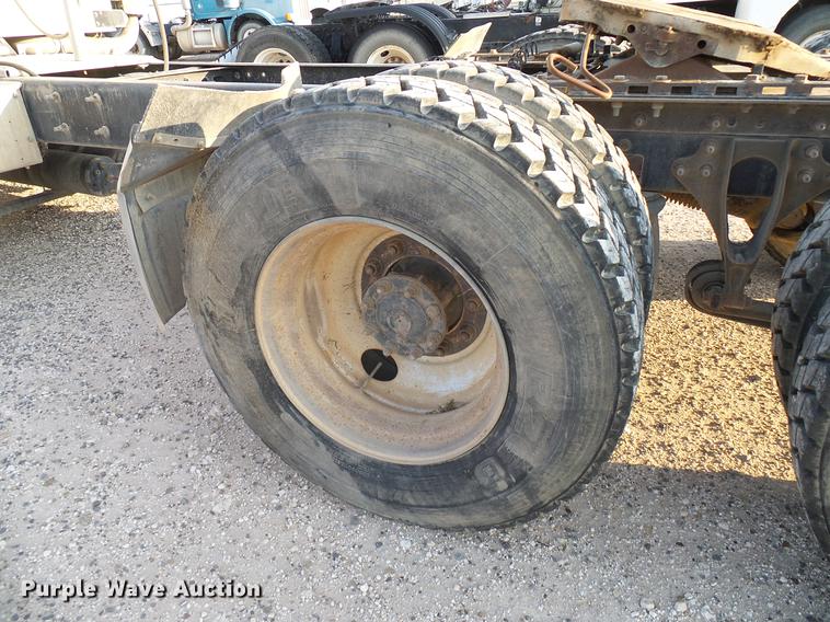 image for item DD8414 2005 International 9200i semi truck