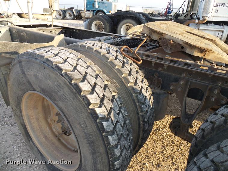 image for item DD8414 2005 International 9200i semi truck