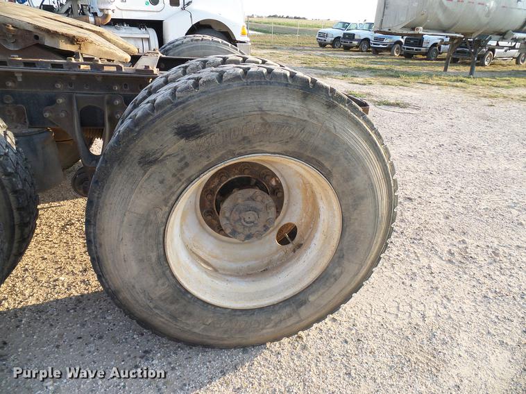 image for item DD8414 2005 International 9200i semi truck