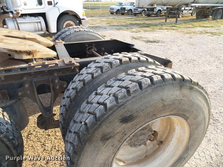 image for item DD8414 2005 International 9200i semi truck