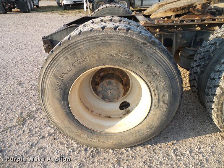 image for item DD8414 2005 International 9200i semi truck