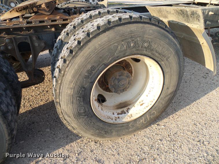 image for item DD8414 2005 International 9200i semi truck