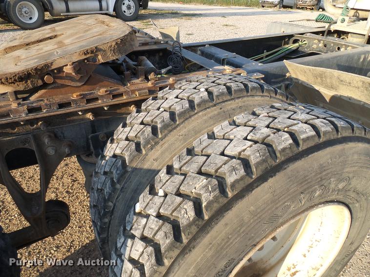 image for item DD8414 2005 International 9200i semi truck