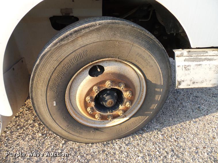 image for item DD8414 2005 International 9200i semi truck