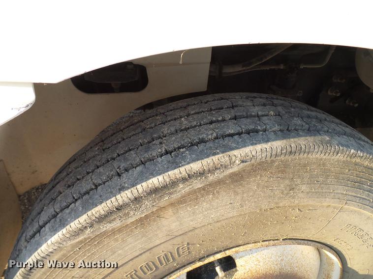 image for item DD8414 2005 International 9200i semi truck