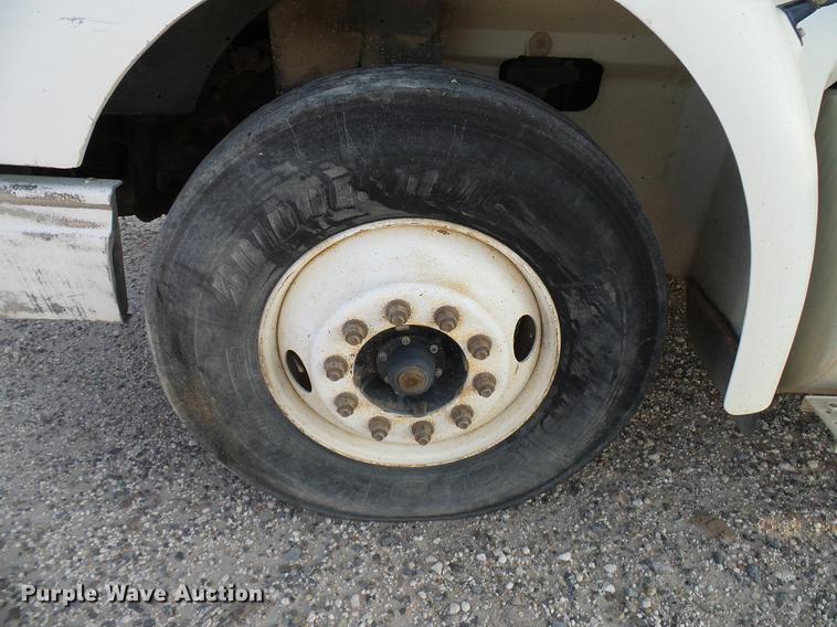 image for item DD8414 2005 International 9200i semi truck