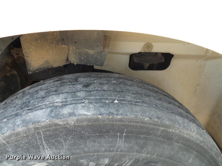 image for item DD8414 2005 International 9200i semi truck