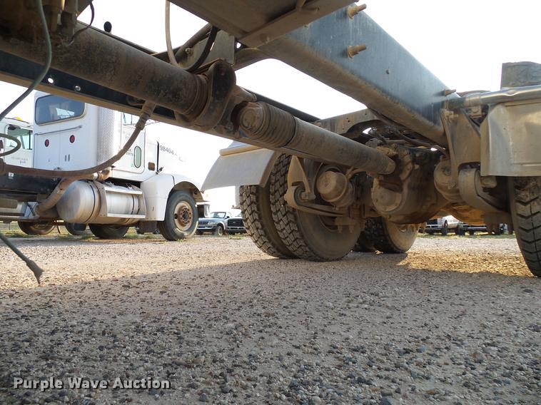 image for item DD8414 2005 International 9200i semi truck