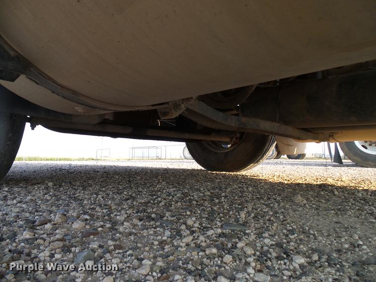 image for item DD8414 2005 International 9200i semi truck