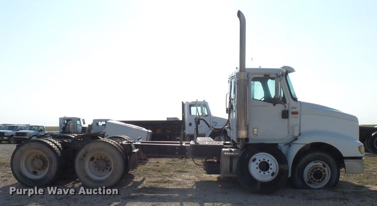 image for item DD8415 2005 International 9200i semi truck