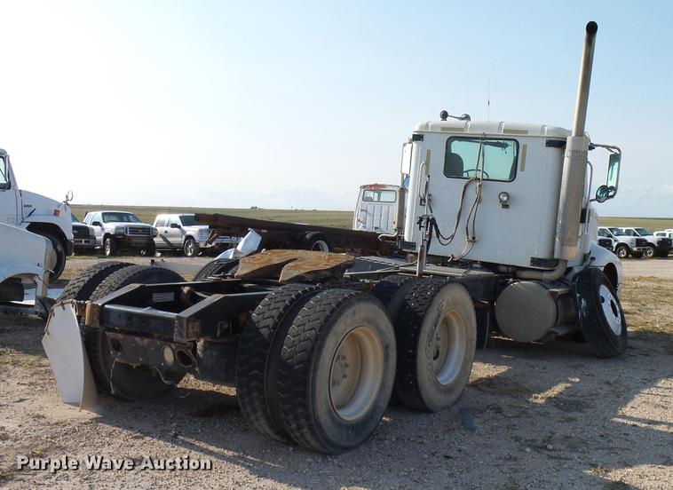 image for item DD8415 2005 International 9200i semi truck