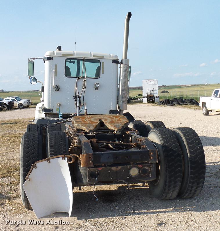 image for item DD8415 2005 International 9200i semi truck