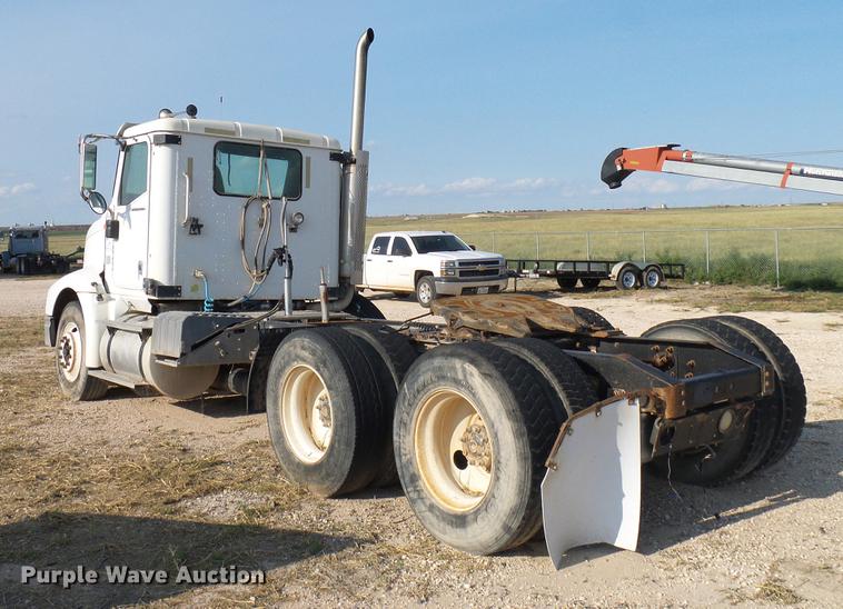 image for item DD8415 2005 International 9200i semi truck