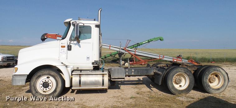 image for item DD8415 2005 International 9200i semi truck