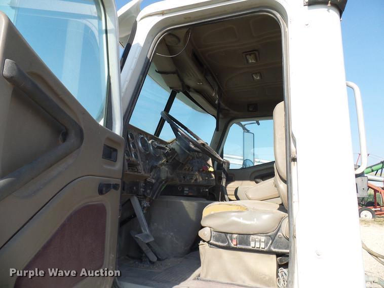 image for item DD8415 2005 International 9200i semi truck