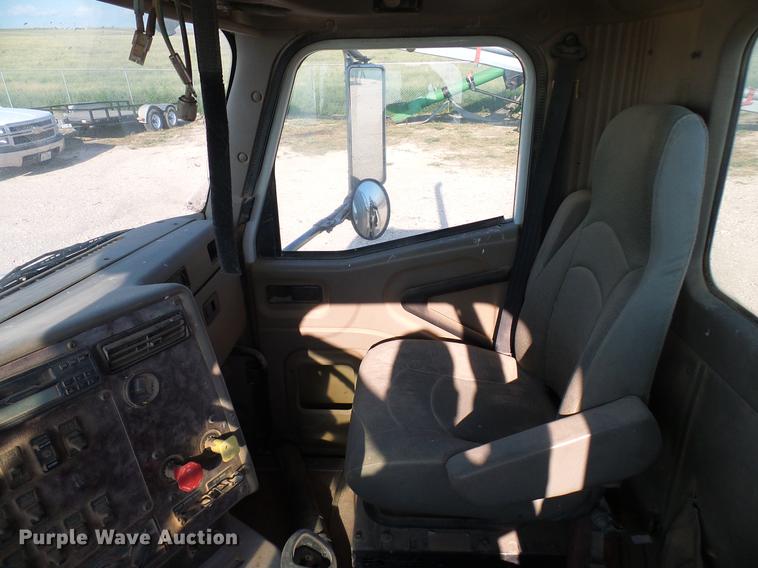 image for item DD8415 2005 International 9200i semi truck