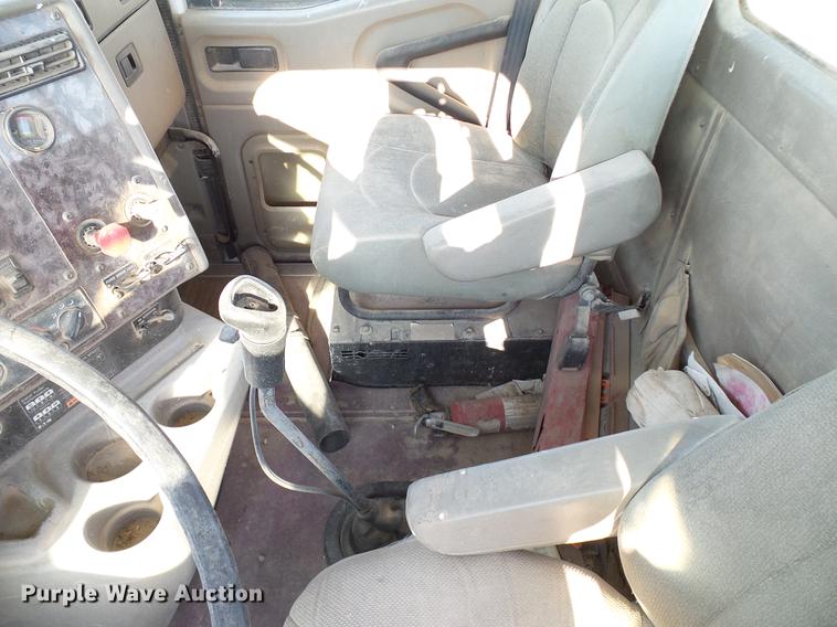 image for item DD8415 2005 International 9200i semi truck