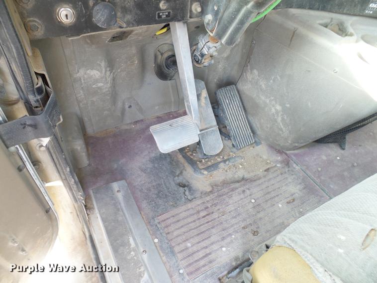 image for item DD8415 2005 International 9200i semi truck