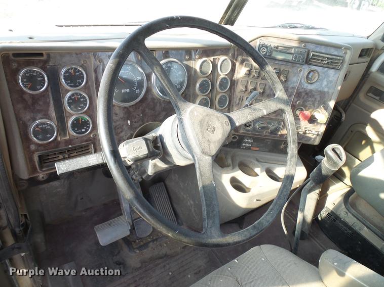 image for item DD8415 2005 International 9200i semi truck