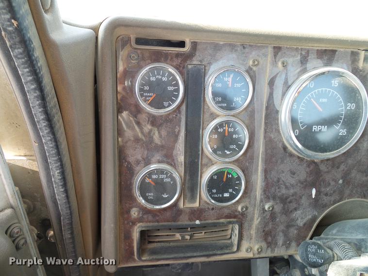 image for item DD8415 2005 International 9200i semi truck