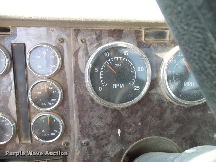 image for item DD8415 2005 International 9200i semi truck