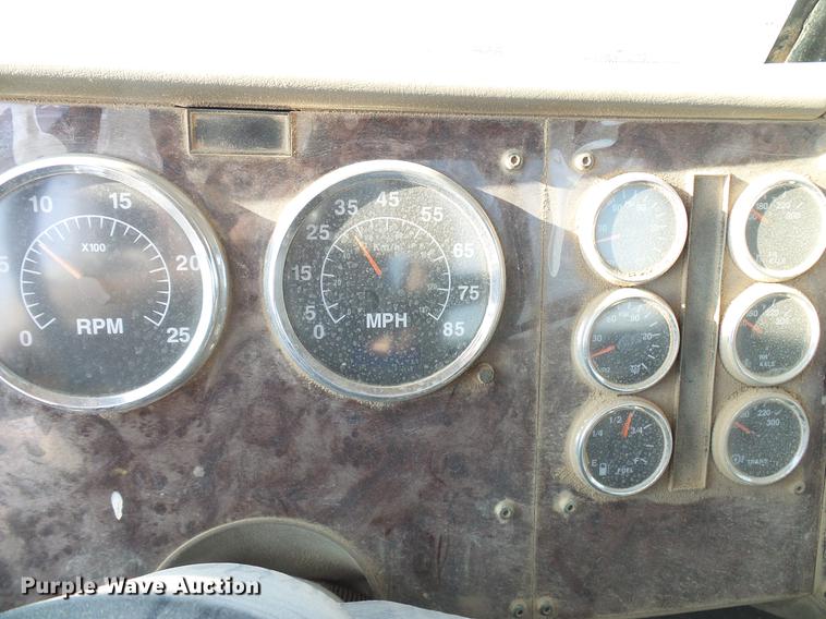 image for item DD8415 2005 International 9200i semi truck