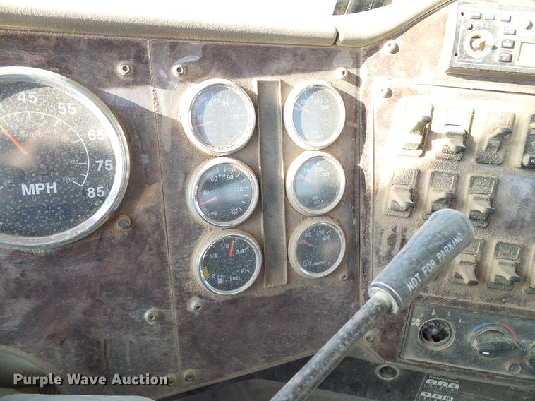 image for item DD8415 2005 International 9200i semi truck