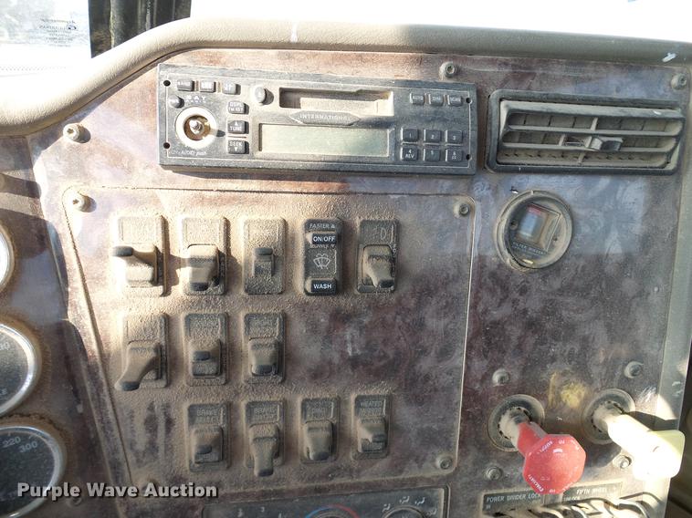 image for item DD8415 2005 International 9200i semi truck